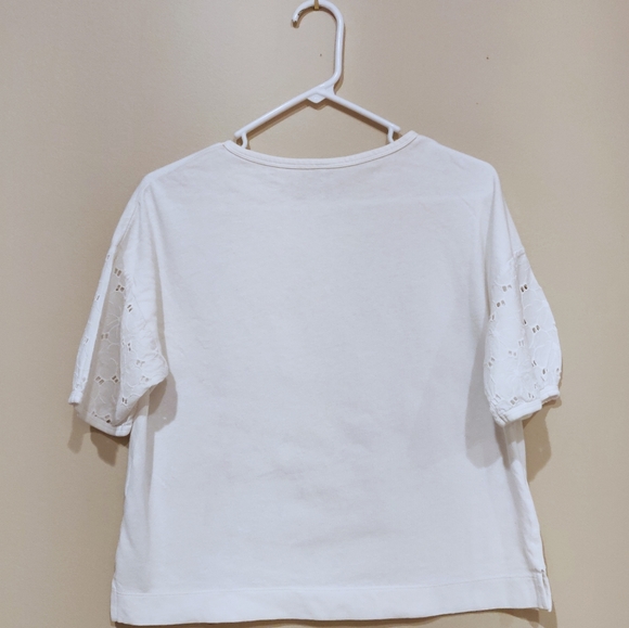 🎉3/$15🎉 Uniqlo White Lace Sleeve T-Shirt - Picture 2 of 6